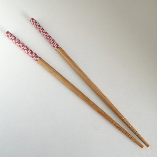 Japanske Bambus Hashi (Spisepinde) med Fjer-Faner i Rød