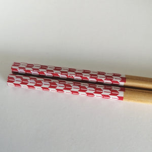 Japanske Bambus Hashi (Spisepinde) med Fjer-Faner i Rød