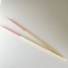 Indlæs billede til gallerivisning Japanske Bambus Hashi (Spisepinde) med Mønster i Pink