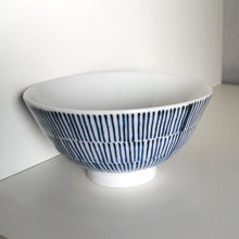 Indlæs billede til gallerivisning Japansk Skål i Hvid med Lodrette Blå Striber (Lille)