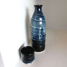 Indlæs billede til gallerivisning Sæt af Mellem Vintage Japansk Sake Kande og Kop i Blå