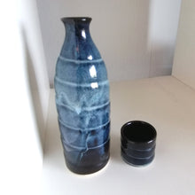 Indlæs billede til gallerivisning Sæt af Mellem Vintage Japansk Sake Kande og Kop i Blå