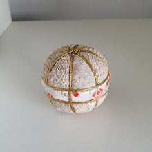 Indlæs billede til gallerivisning Vintage Japansk Temari Bold, Lille i Pink/Creme og Orange