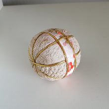 Indlæs billede til gallerivisning Vintage Japansk Temari Bold, Lille i Pink/Creme og Orange