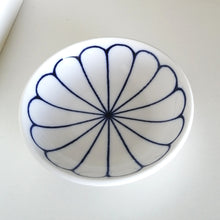 Indlæs billede til gallerivisning Lille Japansk Tallerken i Hvid med Blomst i Blå