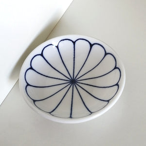 Lille Japansk Tallerken i Hvid med Blomst i Blå