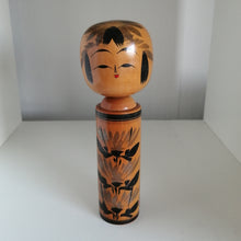 Indlæs billede til gallerivisning Vintage Japansk Kokeshi Dukke i Sort og Grå