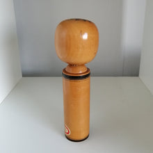Indlæs billede til gallerivisning Vintage Japansk Kokeshi Dukke i Sort og Grå