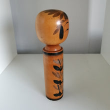 Indlæs billede til gallerivisning Vintage Japansk Kokeshi Dukke i Sort og Grå