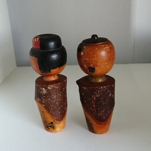 Japansk Kokeshi Dukke Sæt med Brun Bark, Landskab og Skrift