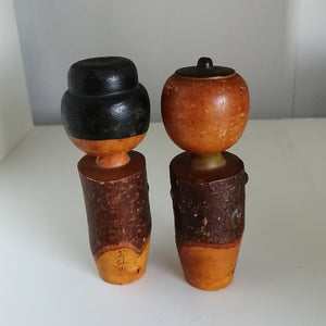 Japansk Kokeshi Dukke Sæt med Brun Bark, Landskab og Skrift