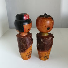 Indlæs billede til gallerivisning Japansk Kokeshi Dukke Sæt med Brun Bark, Landskab og Skrift