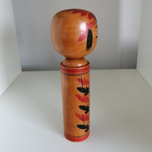Indlæs billede til gallerivisning Vintage Japansk Kokeshi Dukke med Striber og Planter