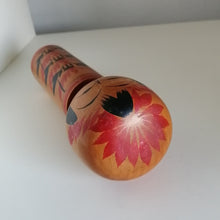 Indlæs billede til gallerivisning Vintage Japansk Kokeshi Dukke med Striber og Planter