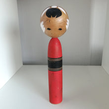 Indlæs billede til gallerivisning Vintage Mellem Kokeshi Dukke i Rød Kimono