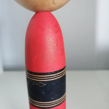 Indlæs billede til gallerivisning Vintage Mellem Kokeshi Dukke i Rød Kimono