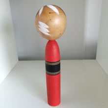 Indlæs billede til gallerivisning Vintage Mellem Kokeshi Dukke i Rød Kimono