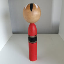Indlæs billede til gallerivisning Vintage Mellem Kokeshi Dukke i Rød Kimono