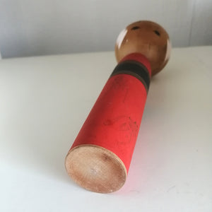 Vintage Mellem Kokeshi Dukke i Rød Kimono