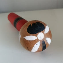 Indlæs billede til gallerivisning Vintage Mellem Kokeshi Dukke i Rød Kimono