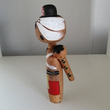 Indlæs billede til gallerivisning Kokeshi Dukke med og Forklæde på og Barn på Ryggen