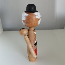 Indlæs billede til gallerivisning Kokeshi Dukke med og Forklæde på og Barn på Ryggen