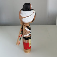 Indlæs billede til gallerivisning Kokeshi Dukke med og Forklæde på og Barn på Ryggen