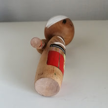 Indlæs billede til gallerivisning Kokeshi Dukke med og Forklæde på og Barn på Ryggen