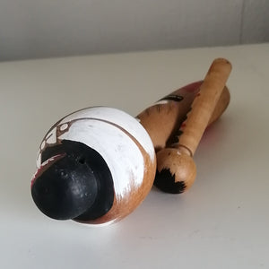 Kokeshi Dukke med og Forklæde på og Barn på Ryggen