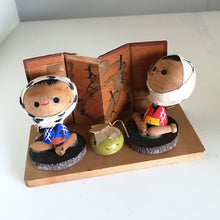 Indlæs billede til gallerivisning Vintage Kokeshi Dukke Par i Traditionelt Tøj