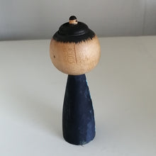 Indlæs billede til gallerivisning Vintage Kokeshi Dukke i Blå Kimono