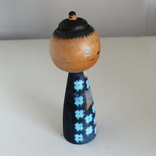 Indlæs billede til gallerivisning Vintage Kokeshi Dukke i Blå Kimono