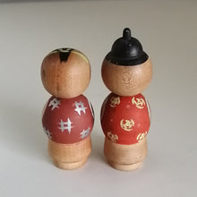 Indlæs billede til gallerivisning Kokeshi Dukke Par med Traditionelt Tøj og Obi