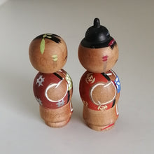 Indlæs billede til gallerivisning Kokeshi Dukke Par med Traditionelt Tøj og Obi