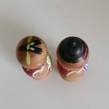 Indlæs billede til gallerivisning Kokeshi Dukke Par med Traditionelt Tøj og Obi