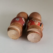 Indlæs billede til gallerivisning Kokeshi Dukke Par med Traditionelt Tøj og Obi