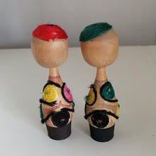 Indlæs billede til gallerivisning Retro Kokeshi Dukke Par med Garn