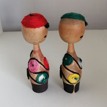 Indlæs billede til gallerivisning Retro Kokeshi Dukke Par med Garn
