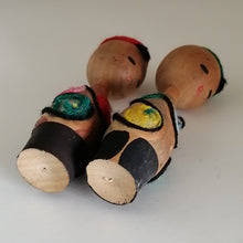Indlæs billede til gallerivisning Retro Kokeshi Dukke Par med Garn
