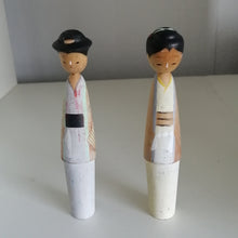 Indlæs billede til gallerivisning Vintage Japansk Kokeshi Dukke Par med Haori