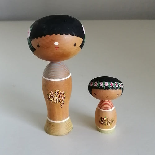 Kokeshi Dukke Par med Mor og Datter med Blomster