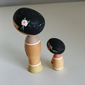 Kokeshi Dukke Par med Mor og Datter med Blomster