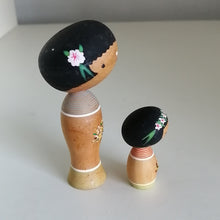Indlæs billede til gallerivisning Kokeshi Dukke Par med Mor og Datter med Blomster