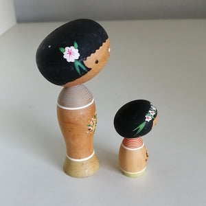 Kokeshi Dukke Par med Mor og Datter med Blomster