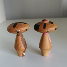 Indlæs billede til gallerivisning Kokeshi Dukke Søskendepar i Pink og Brun