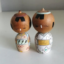 Indlæs billede til gallerivisning Kokeshi Dukke Par med Traditionelt Tøj