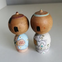 Indlæs billede til gallerivisning Kokeshi Dukke Par med Traditionelt Tøj