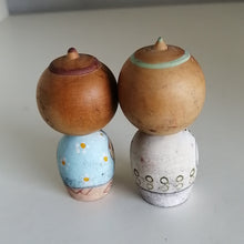 Indlæs billede til gallerivisning Kokeshi Dukke Par med Traditionelt Tøj
