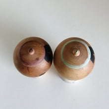 Indlæs billede til gallerivisning Kokeshi Dukke Par med Traditionelt Tøj