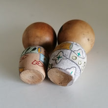 Indlæs billede til gallerivisning Kokeshi Dukke Par med Traditionelt Tøj